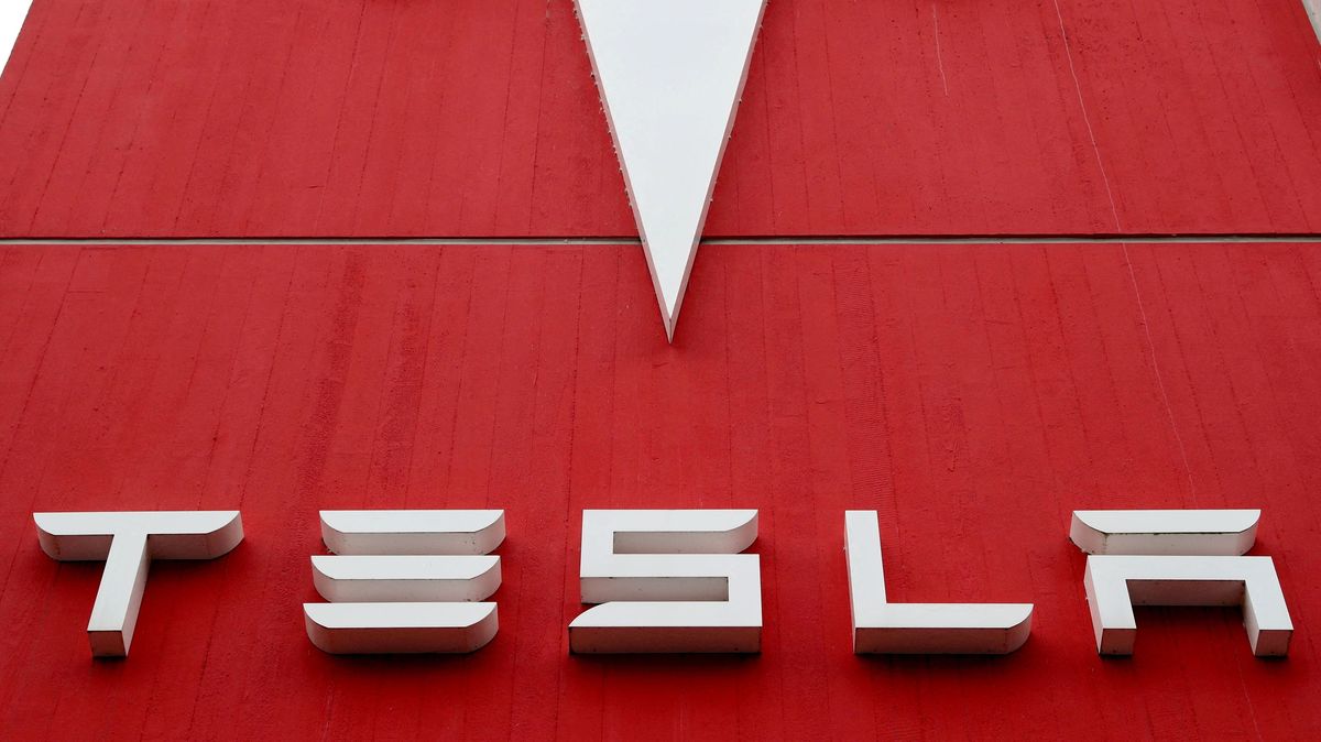 Tesla prý zastavila vývoj levného elektromobilu, Musk zprávu popírá